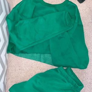 adorable sweat shorts and sweatshirt set!